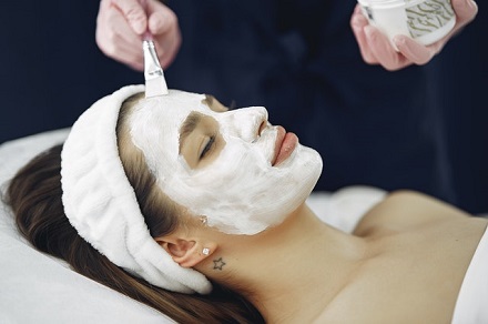 Frau mit einer Gesichtsmaske zum entspannen